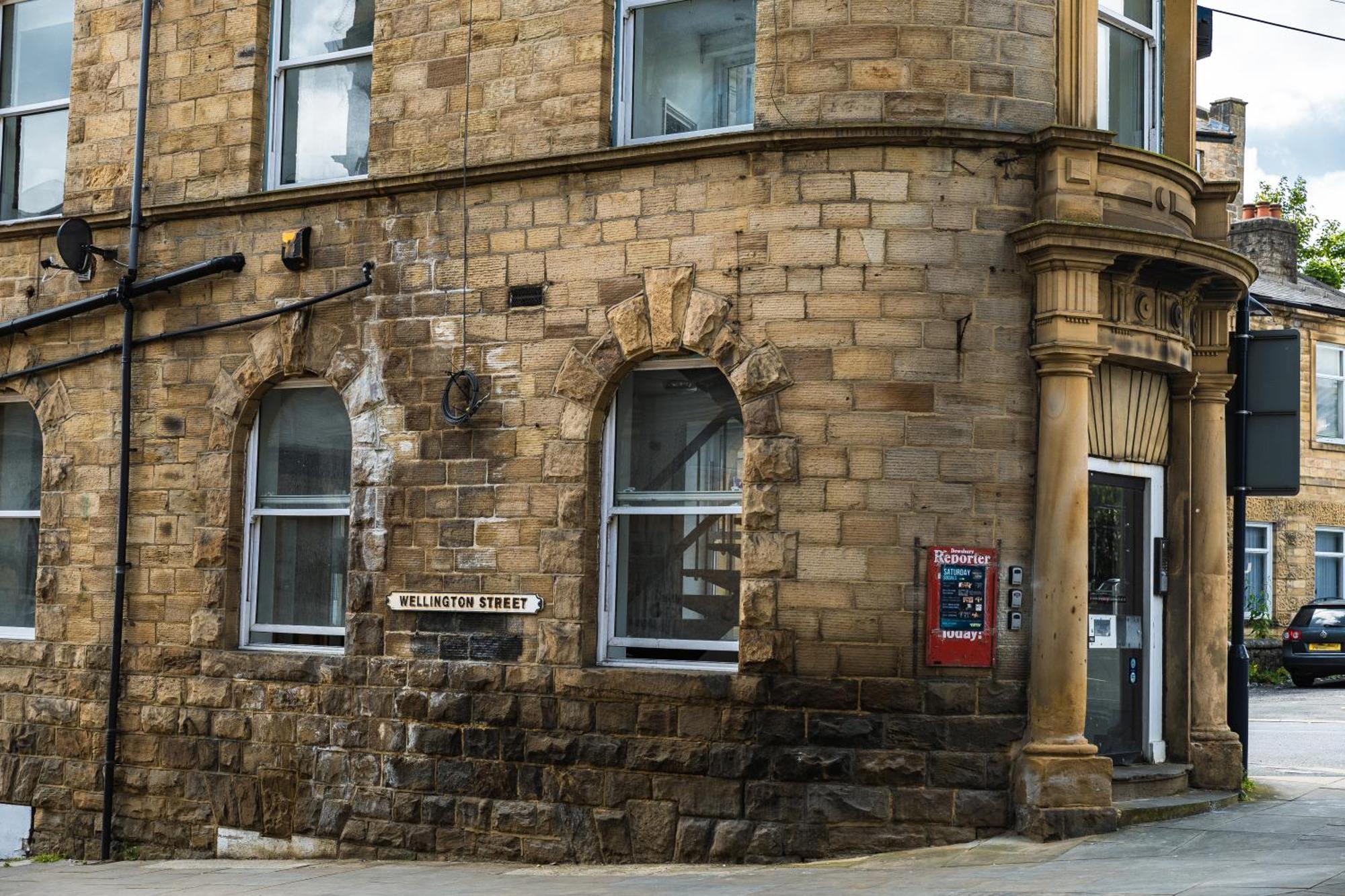 Stylish 2 Bedroom Apartment Next To Train Station Dewsbury Exterior photo